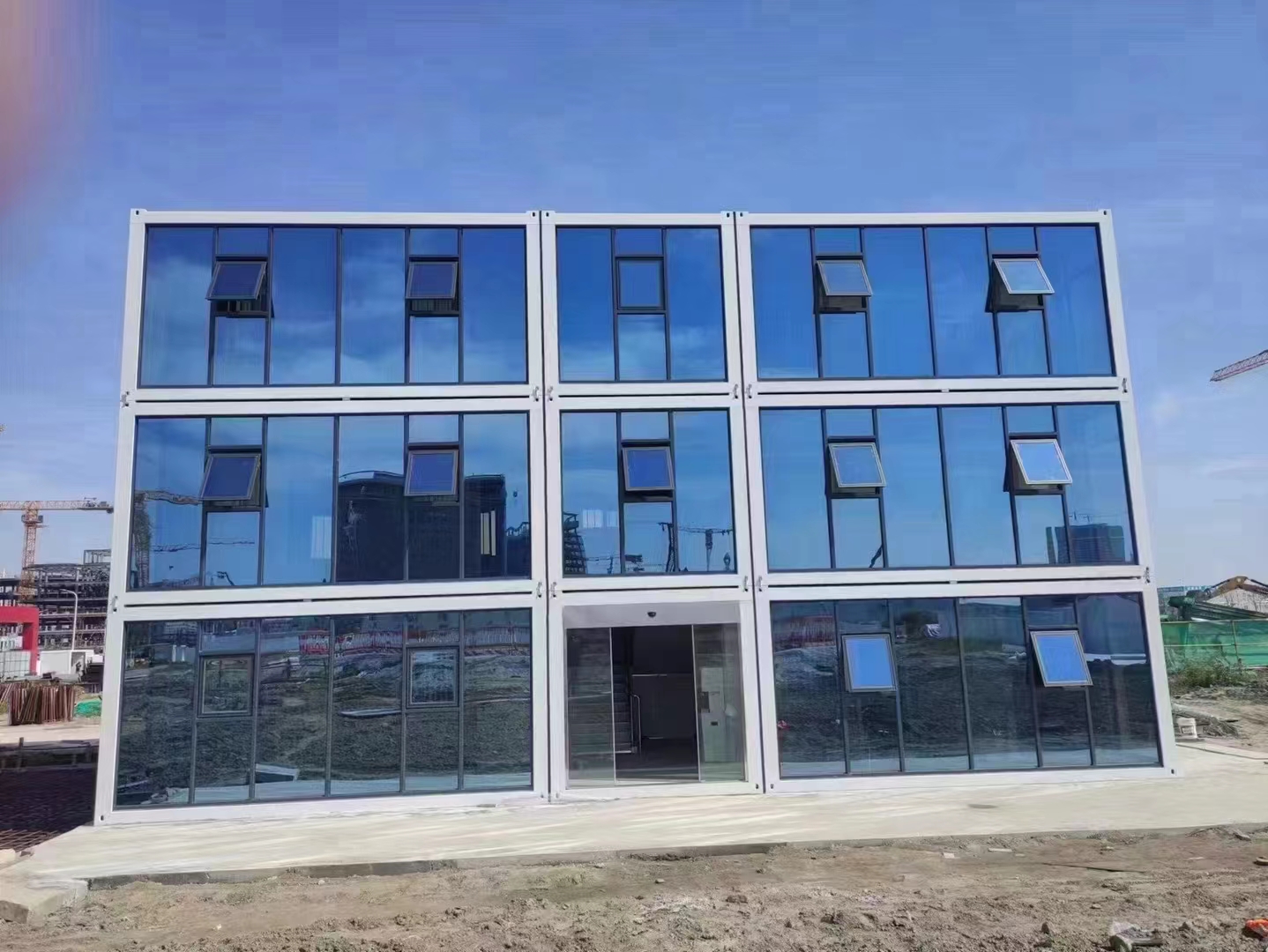 Des boîtes d’expansion à double ailes préfabriquées et installées pour construire rapidement des salles d’exposition temporaires