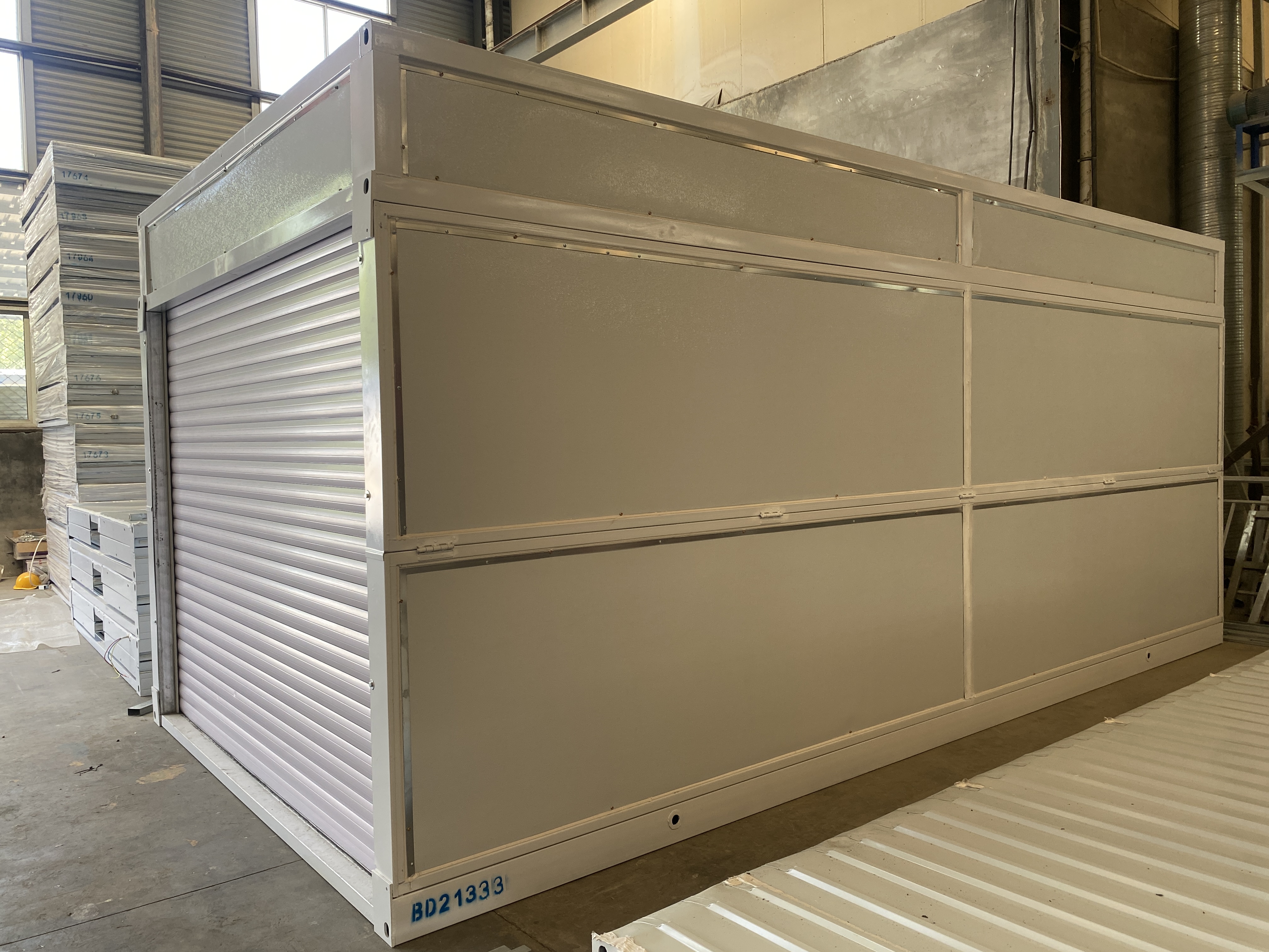 Introduzione del prodotto della casa pieghevole isolata
