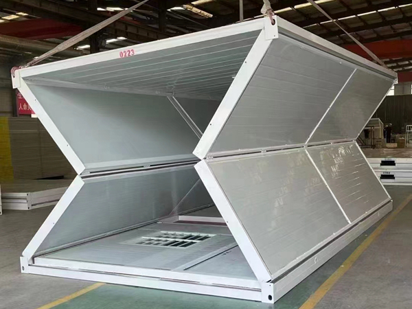 Produkteinführung eines faltbaren Containerhauses auf der Baustelle
