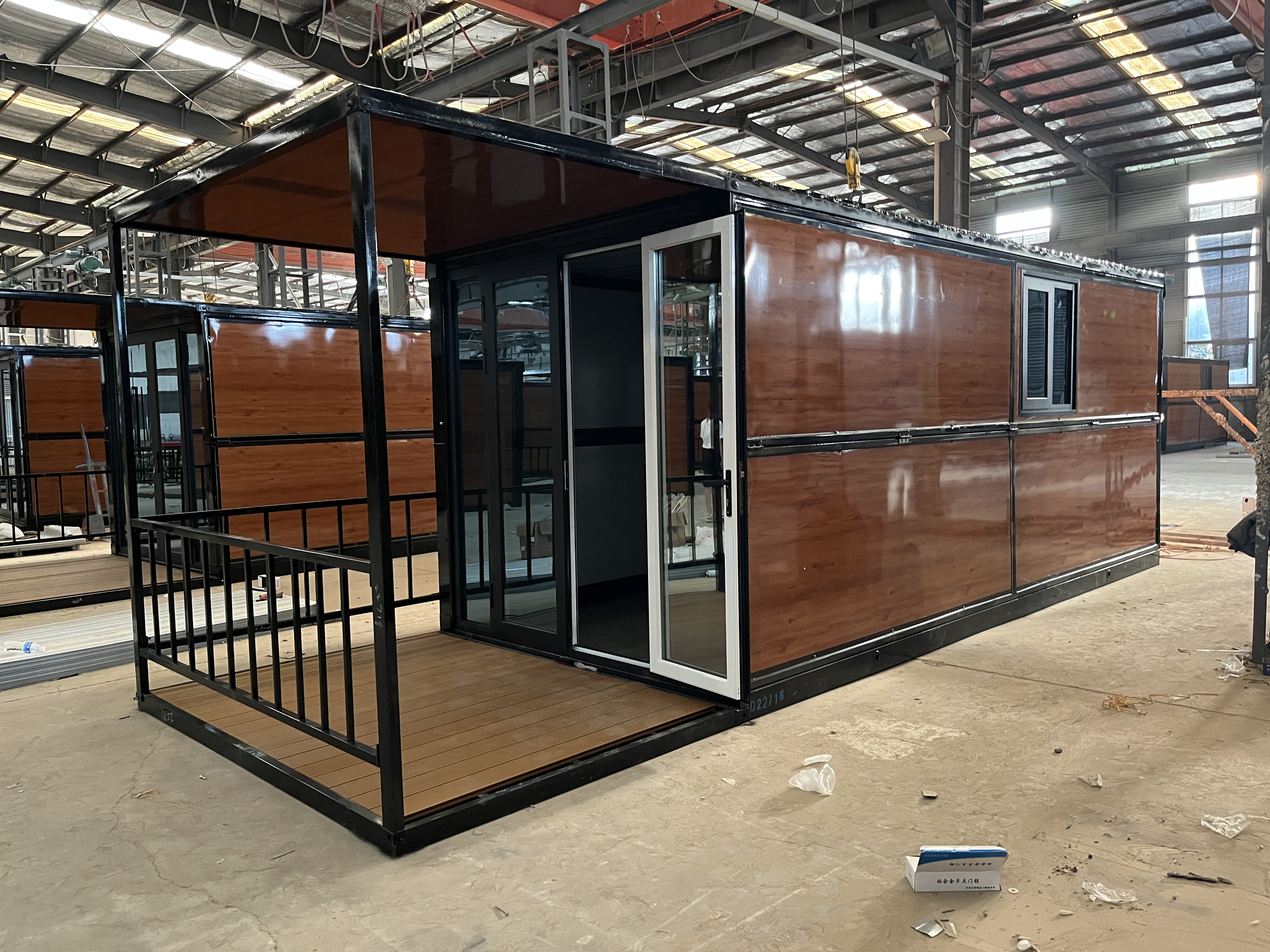 Produkteinführung eines klappbaren Boxhauses mit Terrasse
